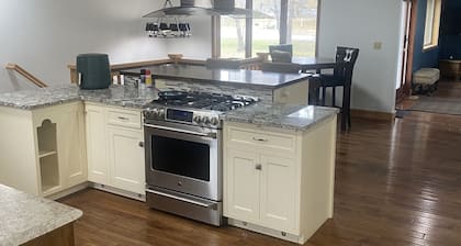 Large pet friendly, kid friendly house! 35 minutes from US Bank Stadium etc.