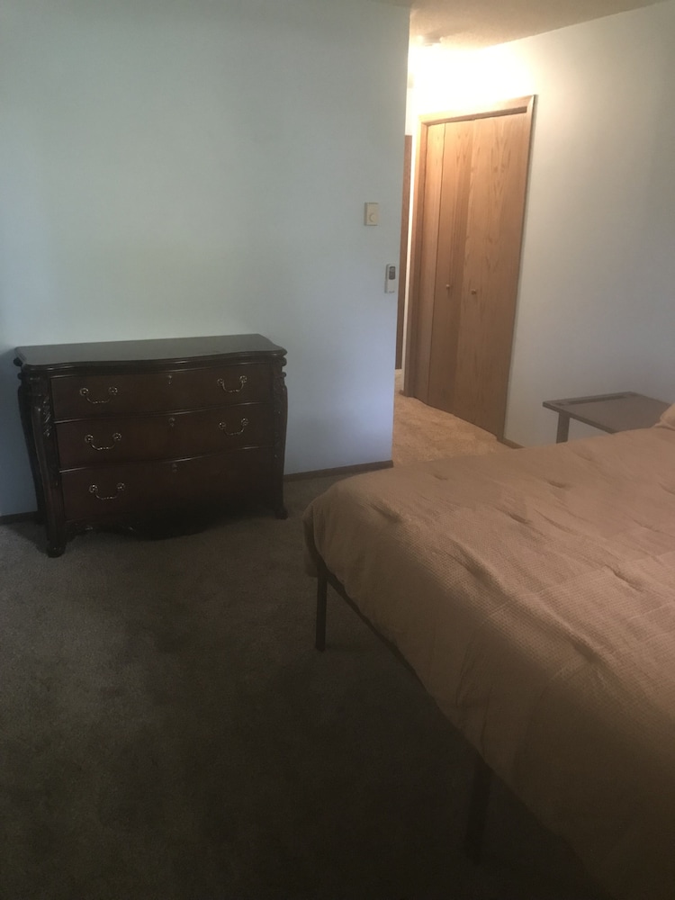 Large pet friendly, kid friendly house! 35 minutes from US Bank Stadium etc. Otsego Vrbo