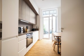 Kühlschrank, Mikrowelle, Ofen, Herdplatte