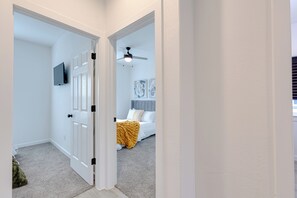 3 chambres, bureau, fer et planche à repasser, accès au Wi-Fi (inclus)