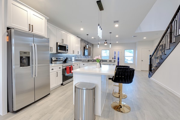 Kühlschrank, Mikrowelle, Ofen, Herdplatte