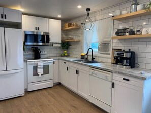 Réfrigérateur, four à micro-ondes, un four, surface de cuisson