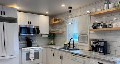 Relaxing retreat with active options: Modern Bungalow near trails and park
