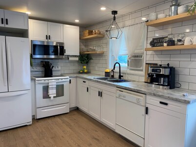 Relaxing retreat with active options: Modern Bungalow near trails and park