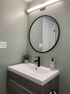 Hair dryer, towels, soap, shampoo - Relaxing retreat with active options: Modern Bungalow near trails and park (Wingham)