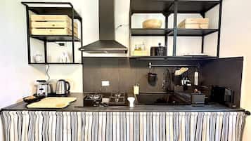 KĂŒhlschrank, Ofen, Herdplatte, Wasserkocher