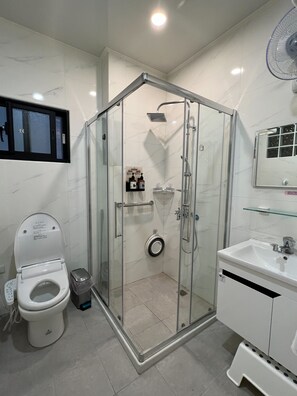 Comfort Suite, 1 Double Bed | Bathroom | Free toiletries, hair dryer, electronic bidet, towels - SeaWave (Magong)