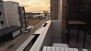 Quarto casal luxo, 1 cama Queen, vista para o mar | Terraço/pátio