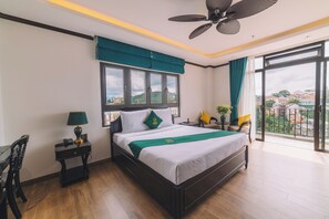 Dobbeltrom – premium | Sengetøy av topp kvalitet, dundyner, safe på rommet og skrivebord