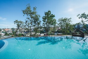 Outdoor pool - Goldient Boutique Hotel (Da Lat)