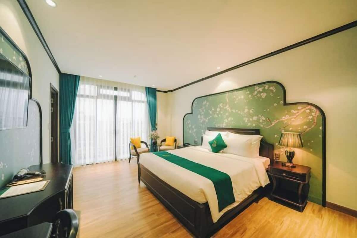 Premium bedding, down comforters, in-room safe, desk