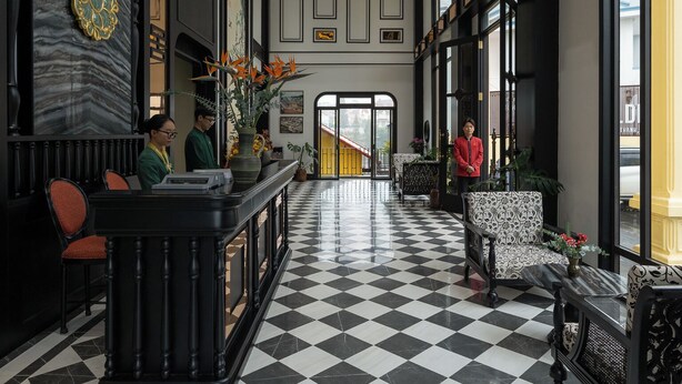 A lobby with a checkered floor, a reception desk, and a chandelier. - Goldient Boutique Hotel (Xuan Huong - Da Lat)