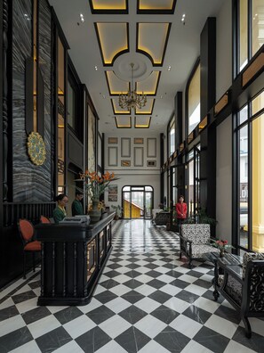 A lobby with a checkered floor, a reception desk, and a chandelier. - Goldient Boutique Hotel (Xuan Huong - Da Lat)
