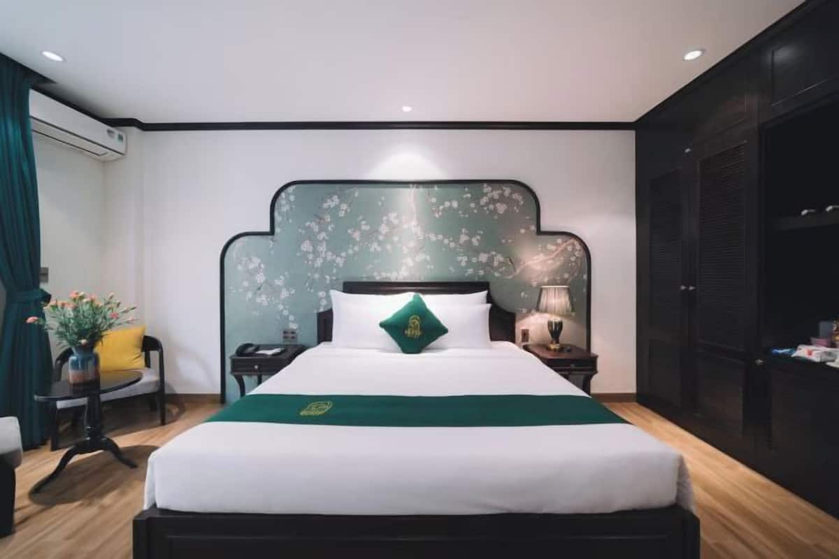 Premium bedding, down comforters, in-room safe, desk