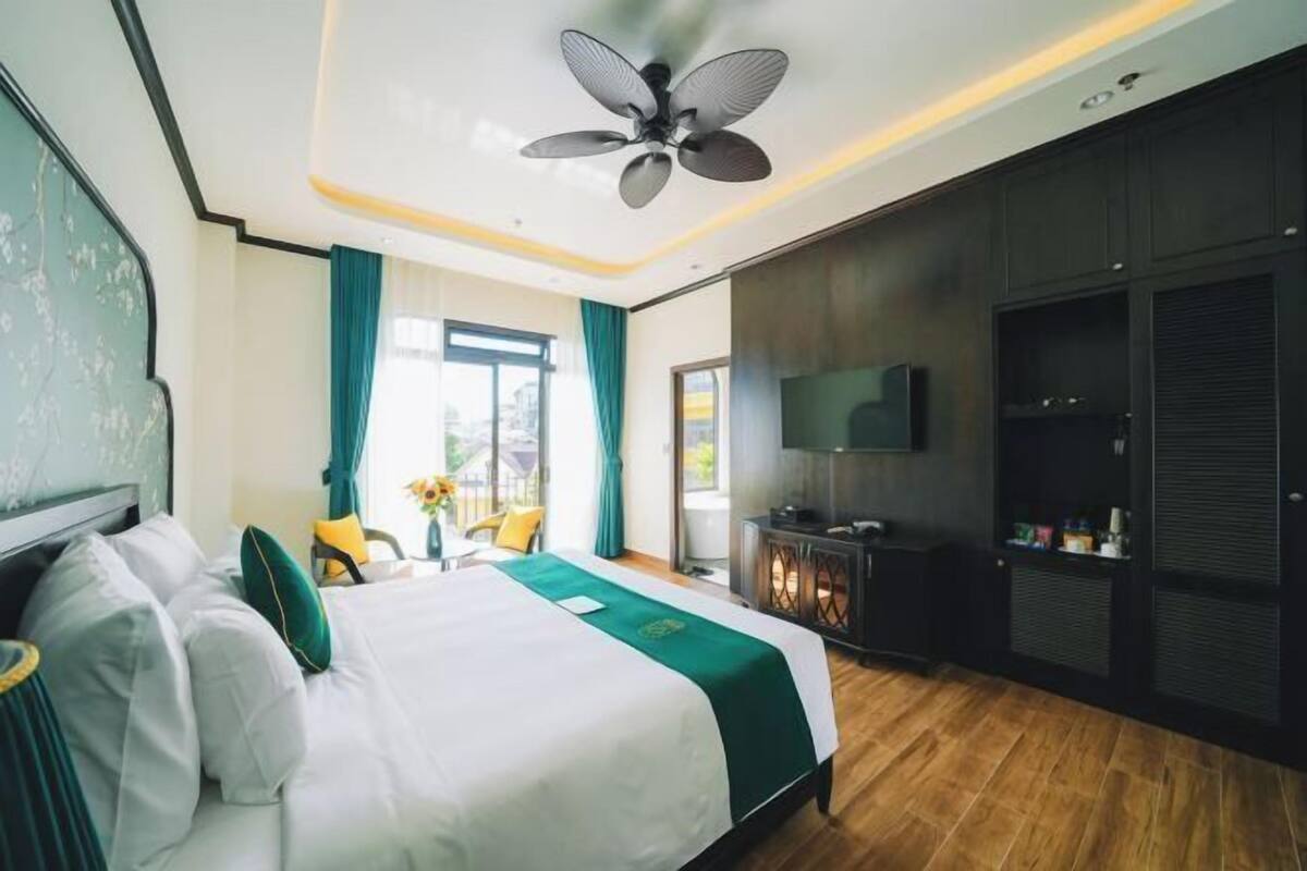 Premium bedding, down comforters, in-room safe, desk