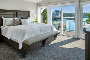 5 chambres, bureau, fer et planche à repasser, lit de bébé portatif
