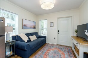 Living area - Cozy cottage with easy access to beach & restaurants- Pet Friendly! (PASS CHRISTIN)