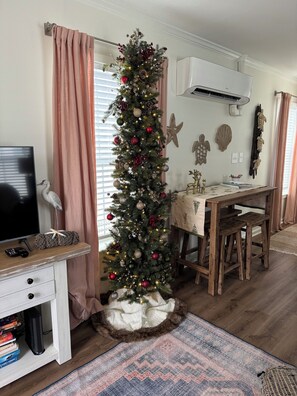 Interior - Cozy cottage with easy access to beach & restaurants- Pet Friendly! (PASS CHRISTIN)