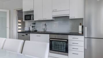 Fridge, microwave, dishwasher, cookware/dishes/utensils