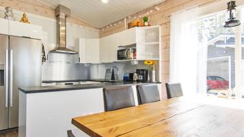 Fridge, microwave, dishwasher, cookware/dishes/utensils