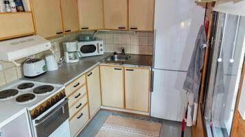 Kylskåp, mikrovågsugn och grytor/köksredskap