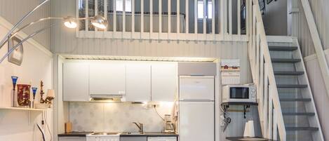 Fridge, microwave, dishwasher, cookware/dishes/utensils