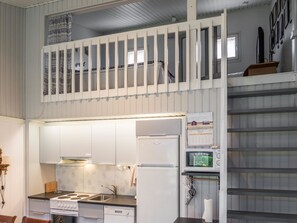 Kylskåp, mikrovågsugn, diskmaskin och grytor/köksredskap