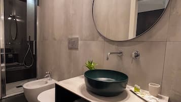 Deluxe-Doppelzimmer | Badezimmer | Dusche, Regendusche, kostenlose Toilettenartikel, Haartrockner