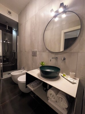 Deluxe Double Room | Bathroom | Shower, rainfall showerhead, free toiletries, hair dryer - Enjoy Living (Pescara)