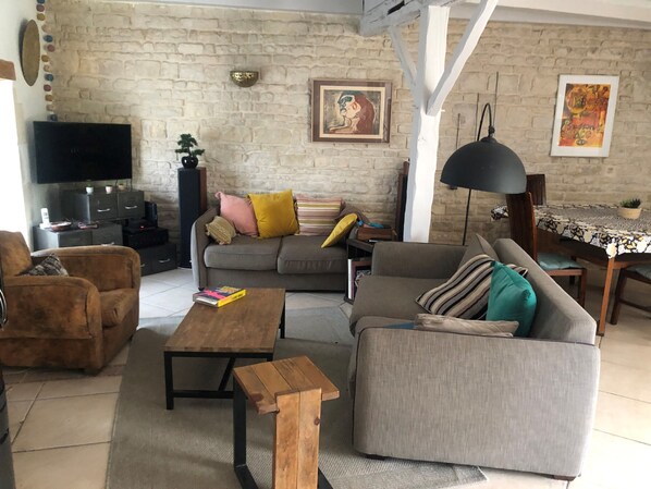 Télévision, lecteur de DVD, table de tennis de table, livres