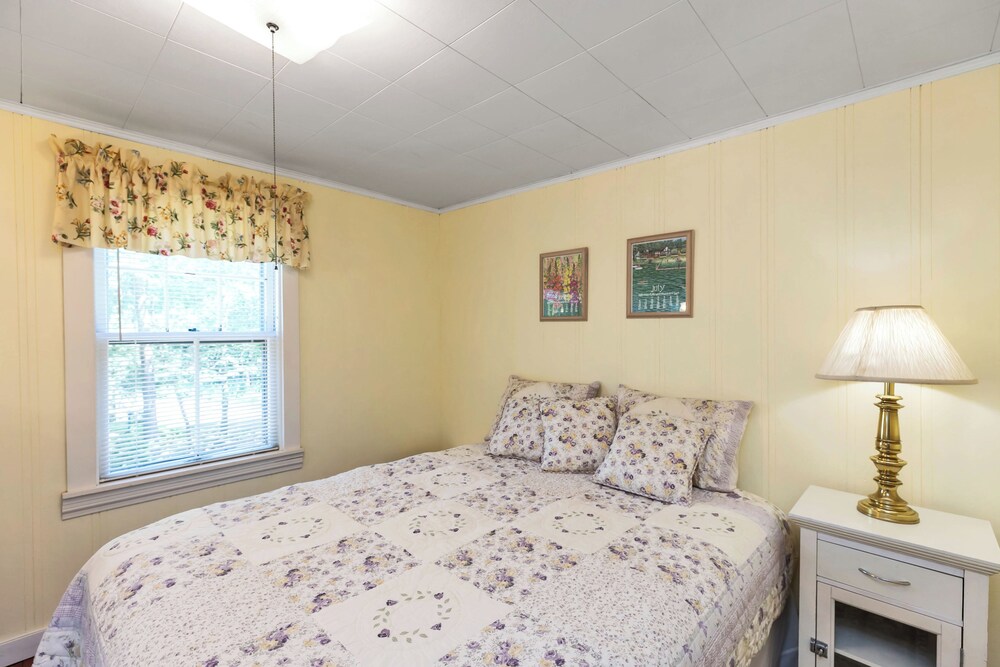 Baboosic Lake Wonderful Classic S. NH Vacation Cottage all to