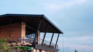 A modern building with a flat roof and a balcony. - UMVA Muhazi (Muhazi)