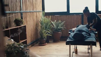 Couples treatment rooms, deep-tissue massages, Swedish massages