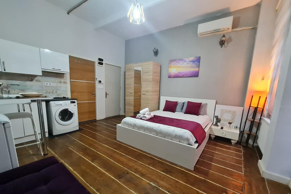 Estúdio superior | 1 quarto, ferros/tábuas de passar roupa, Wi-Fi de cortesia