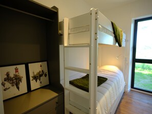3 chambres, fer et planche à repasser, lit de bébé portatif
