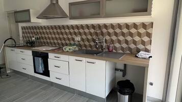 Een koelkast, een oven, een kookplaat, een waterkoker