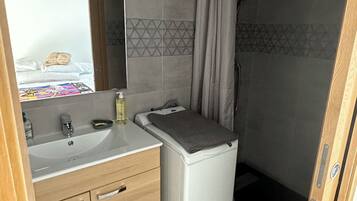 Een douche, een haardroger, handdoeken, zeep