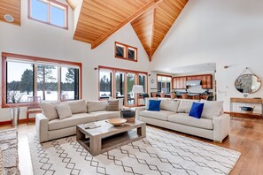 Televisio, takka, kirjoja