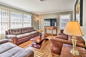 Deluxe House, 5 Bedrooms, Non Smoking | Living area