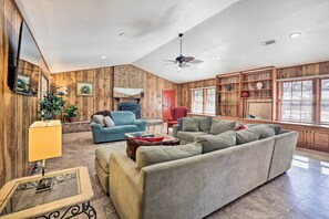 Deluxe House, 5 Bedrooms, Non Smoking | Living area