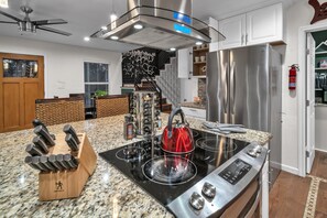 Réfrigérateur, micro-ondes, four, plaque de cuisson