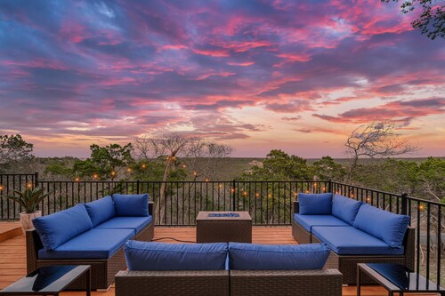 Peaceful and Quiet Hill Country Getaway with Stunning Views