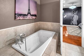 Shower, hair dryer, towels, soap - Peaceful and Quiet Hill Country Getaway with Stunning Views (Leander)