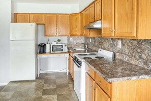 Apartment (3 Bedrooms) | Floor plan - Spacious 3-bed Suite in Browntown, Near Dining & Fun (Riverview)