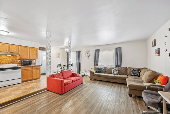 Apartment (3 Bedrooms) | Floor plan - Spacious 3-bed Suite in Browntown, Near Dining & Fun (Riverview)