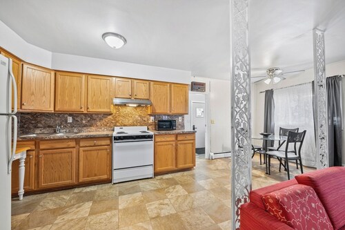 Spacious 3-bed Suite in Browntown, Near Dining & Fun