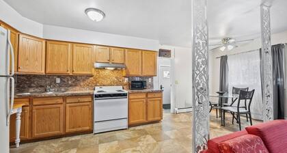 Spacious 3-bed Suite in Browntown, Near Dining & Fun