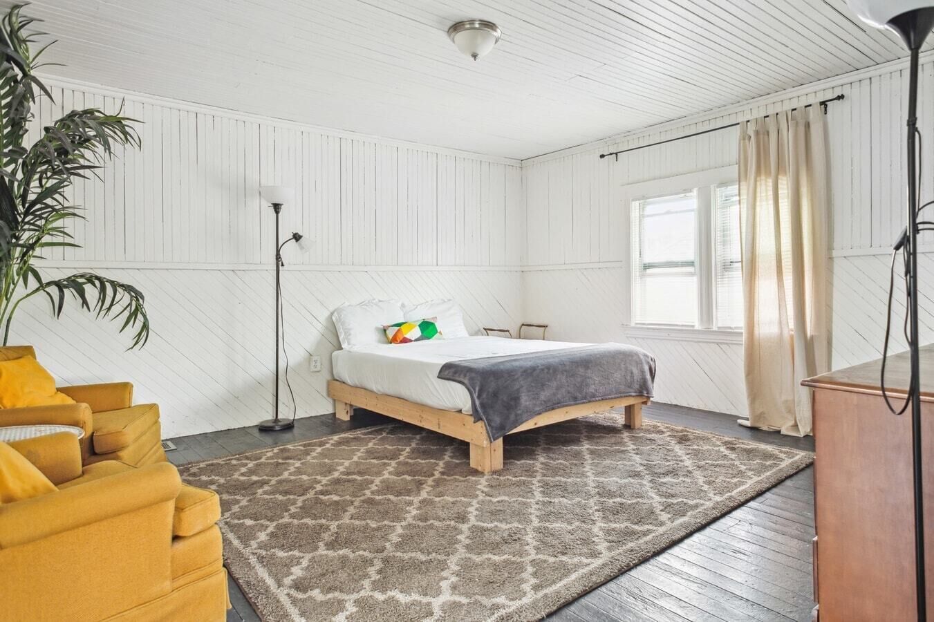 4 bedrooms, laptop workspace, iron/ironing board, bed sheets