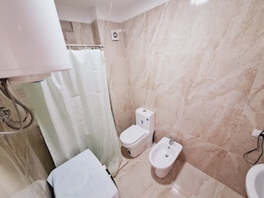 Dusj, hårføner, bidé og håndklær