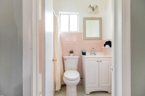 Studio (1 Bedroom) | Floor plan - Browntown Room for 4: Comfort, Wifi & Parking (Riverview)